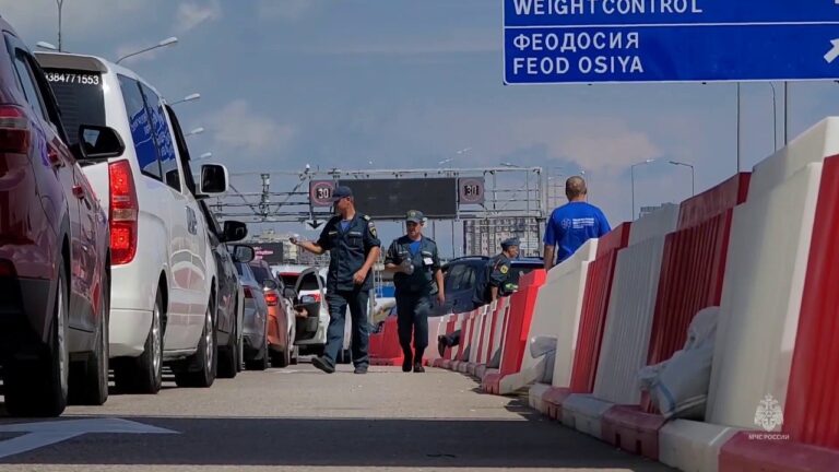 Подробнее о статье Сотрудники МЧС России и волонтеры продолжают оказывать всестороннюю помощь туристам, следующим в Крым