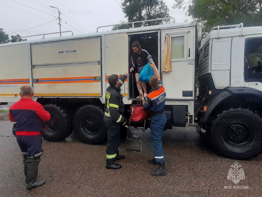 Вы сейчас просматриваете Более 300 спасателей МЧС России помогают населению Приморья и ликвидируют последствия паводка