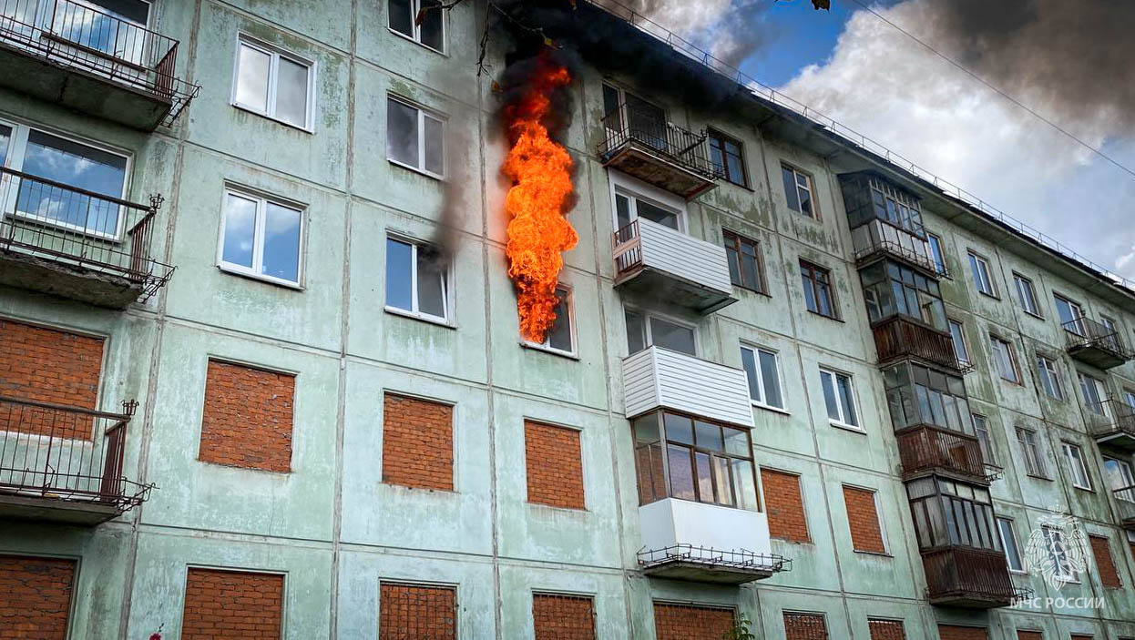 Подробнее о статье Ижевские огнеборцы МЧС России провели учения в условиях реального пожара