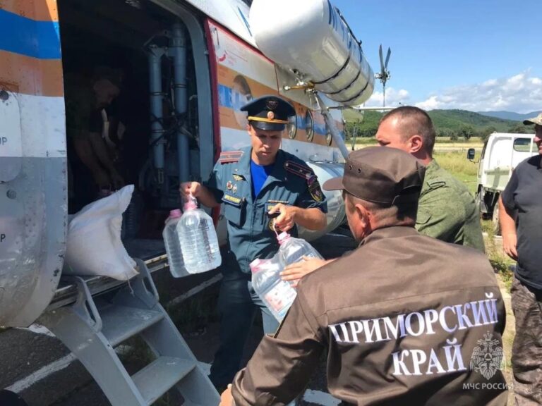 Подробнее о статье Авиация МЧС России доставила в отрезанные стихией населенные пункты Приморья порядка 1.5 тонн гуманитарной помощи