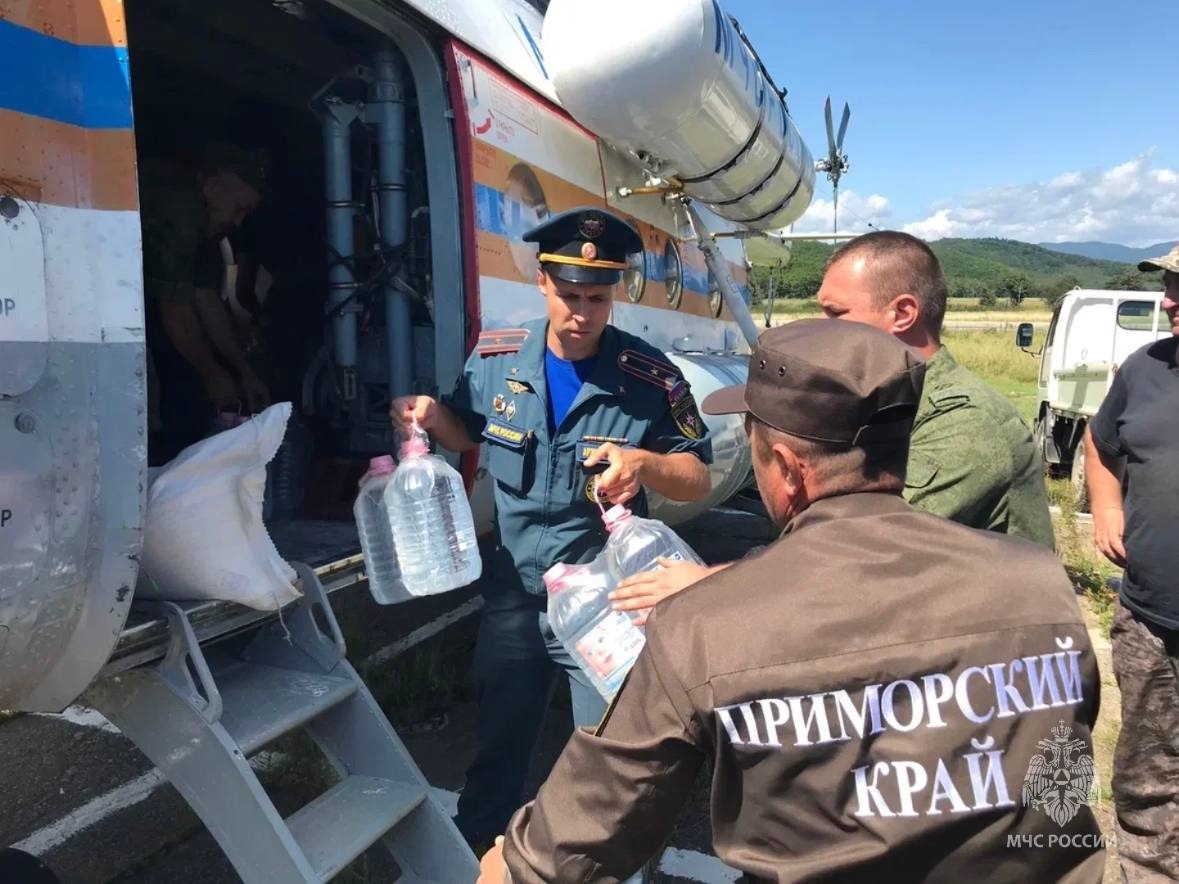 Вы сейчас просматриваете Авиация МЧС России доставила в отрезанные стихией населенные пункты Приморья порядка 1.5 тонн гуманитарной помощи