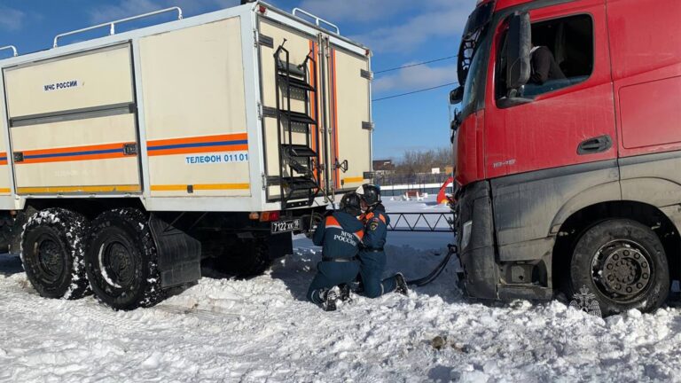 Подробнее о статье На дорогах Хабаровского края спасатели МЧС России помогли более чем 100 водителям
