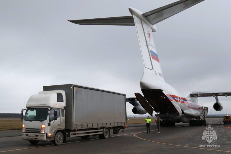 Подробнее о статье Очередную партию гуманитарной помощи доставил борт МЧС России для населения сектора Газа