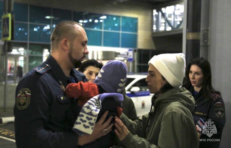 Подробнее о статье Борт МЧС России с первой группой россиян, эвакуированных из сектора Газа, приземлился в аэропорту Домодедово