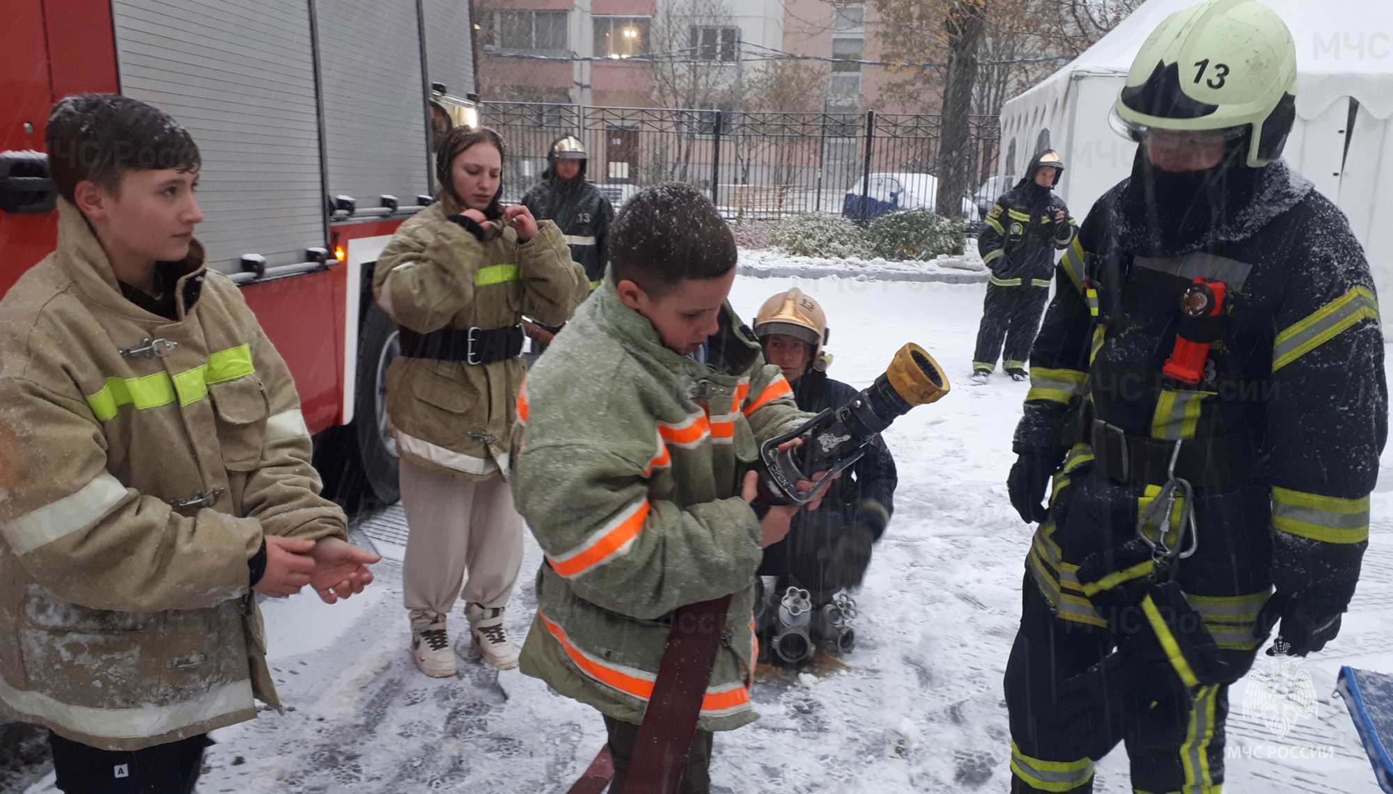 Сотрудники МЧС России помогали кадетам в преодолении этапов «Школы Безопасности»