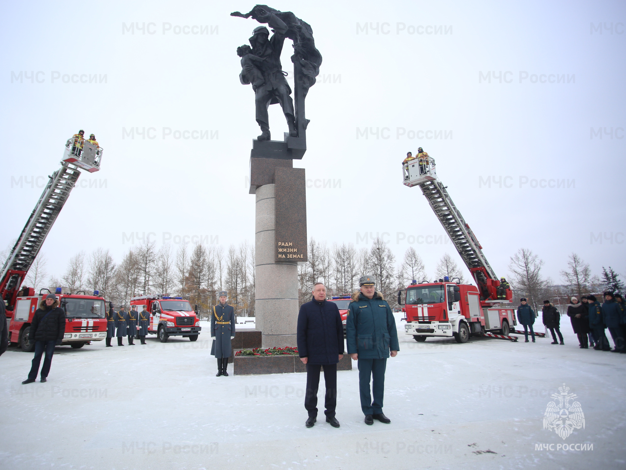 Александр Куренков открыл памятник Героям-пожарным в Санкт-Петербурге