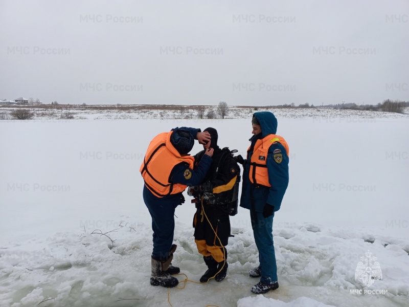 Водолазы МЧС России и журналисты провели тренировочные спуски во Владимирской области