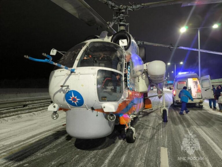 Подробнее о статье Спасатели МЧС России оказывают помощь водителям на трассах М-11 «Нева» и М-4 «Дон»