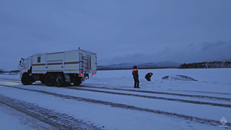 МЧС России оказывает помощь водителям на дорогах Сахалина