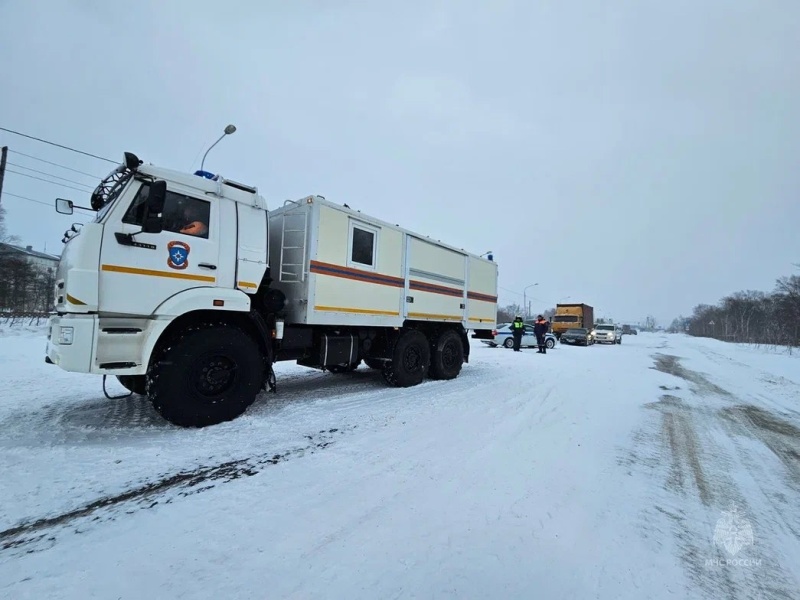 Вы сейчас просматриваете МЧС России оказывает помощь водителям на дорогах Сахалина